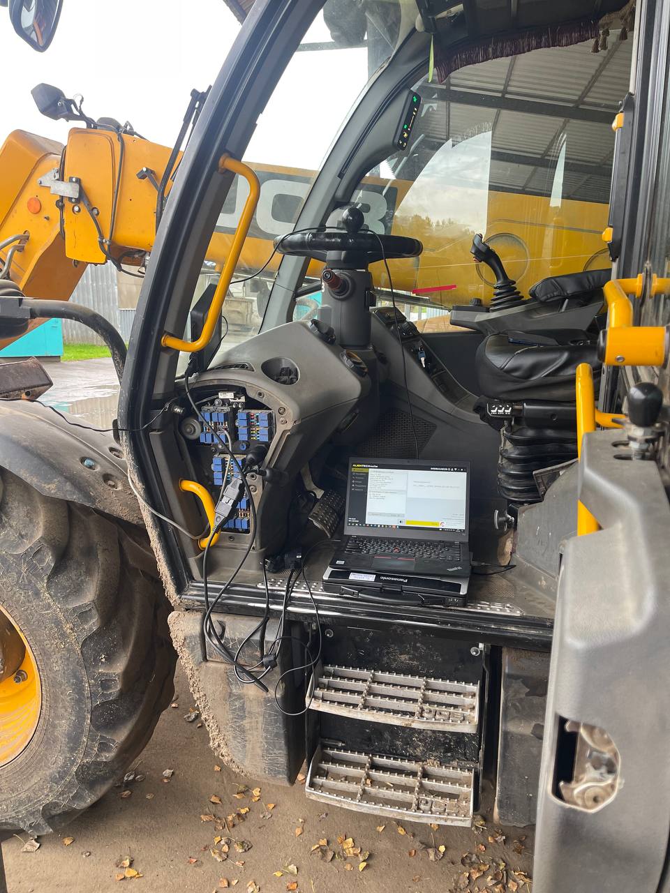 Оригинальное оборудование KessV2 и ECU в процессе программного отключения AdBlue